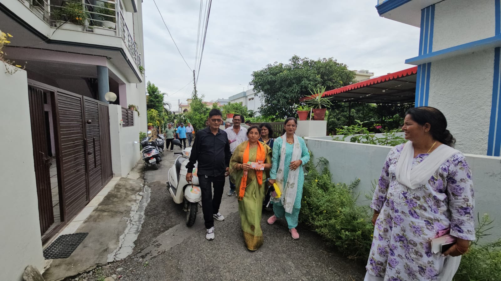 20 देवल चौड़ बंदोबस्ती से दीपा दरम्वाल को प्रचार अभियान में लोगों का बढ़ चढ़कर मिल रहा है साथ