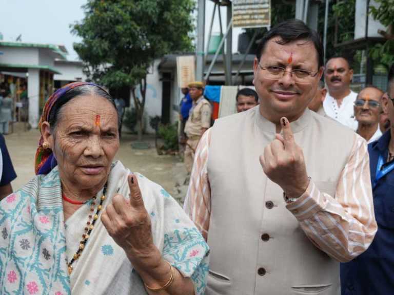 त्रिस्तरीय पंचायती चुनाव में नैनीताल जिले के चार विकास खंडों में मतदान, मुख्यमंत्री पुष्कर सिंह धामी ने अपनी माताजी संग अपने पैतृक गांव नगरा तराई में किया मतदान