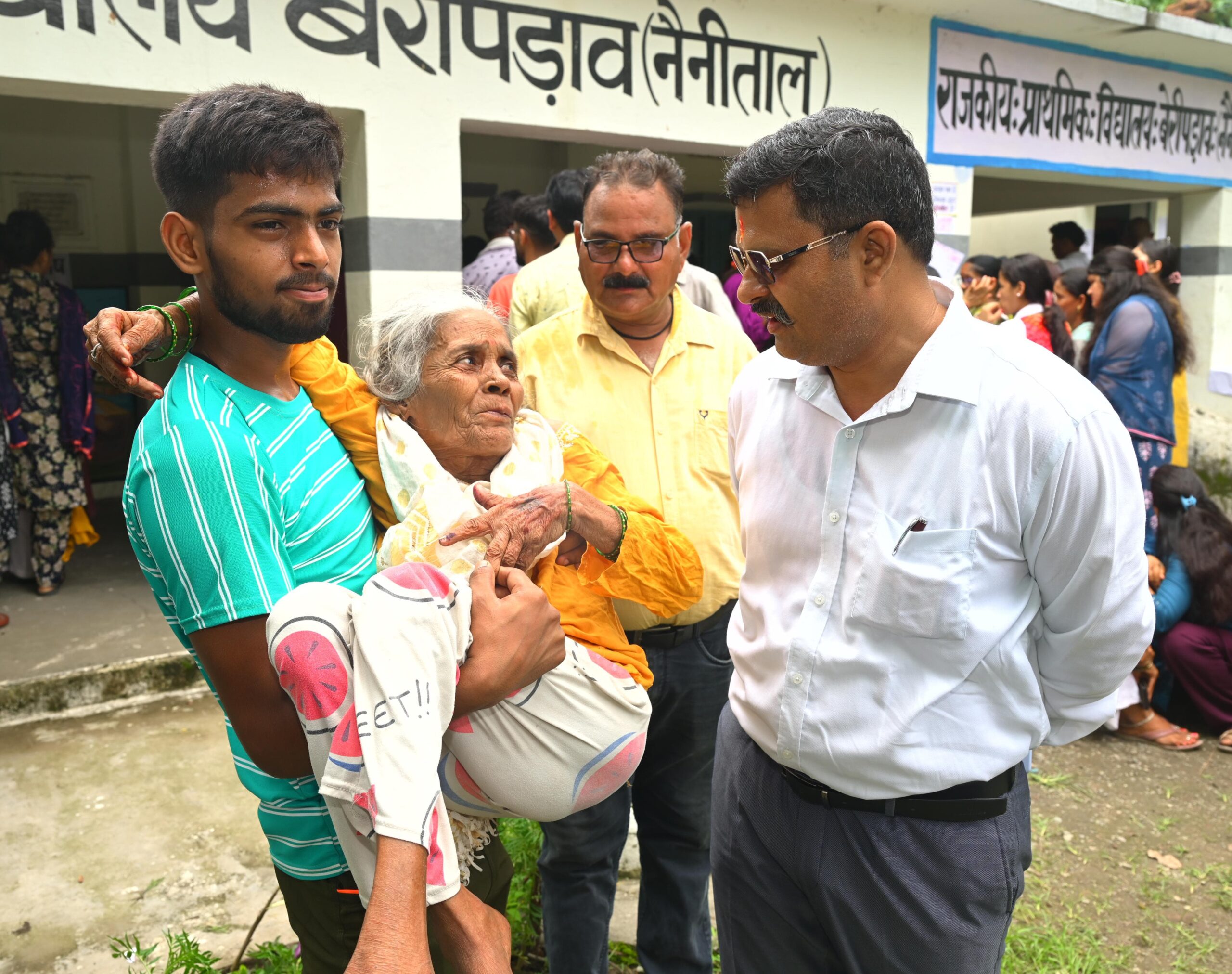 अपर जिलाधिकारी विवेक रॉय ने कई मतदान केंद्रों का निरीक्षण किया
