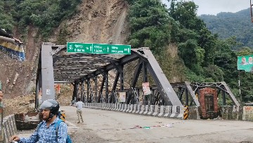 भीमताल मार्ग में रानीबाग पुल के समीप पहाड़ी से हुआ भुस्खलन,नये पुल से यातायात हुआ बंद पुराने पुल को हल्के वाहनों के लिए गया खोला जेसीबी से हटाया जा रहा मलबा