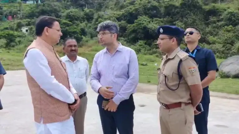थराली में आयी आपदा को लेकर मुख्यमंत्री पहुंचे थराली, जीरो जोन पर प्रभावित क्षेत्र का किया स्थलीय निरीक्षण राहत बचाव  कार्य के लिए स्वास्थ्य विभाग समेत प्रशासन को त्वरित कार्रवाई के निर्देश