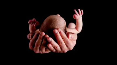 कलयुगी सौतेला नाना बना हैवान, नाबालिग बेटी ने बच्ची को दिया जन्म