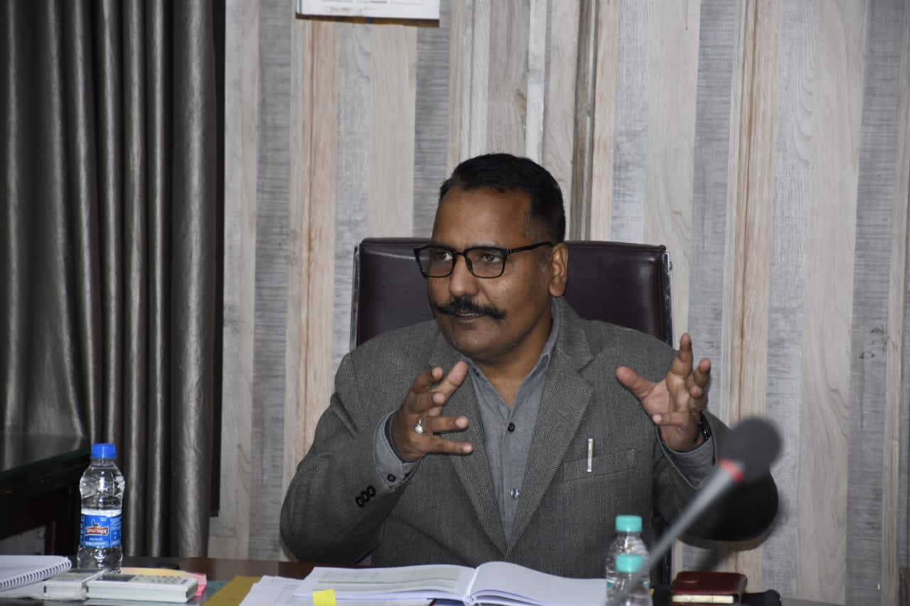 आरटीआई के दुरुपयोग पर प्रधान सहायक को चेतावनी, जिला मुख्यालय से स्थानांतरण,जिलाधिकारी ललित मोहन रयाल ने प्रकरण को गंभीरता से लिया