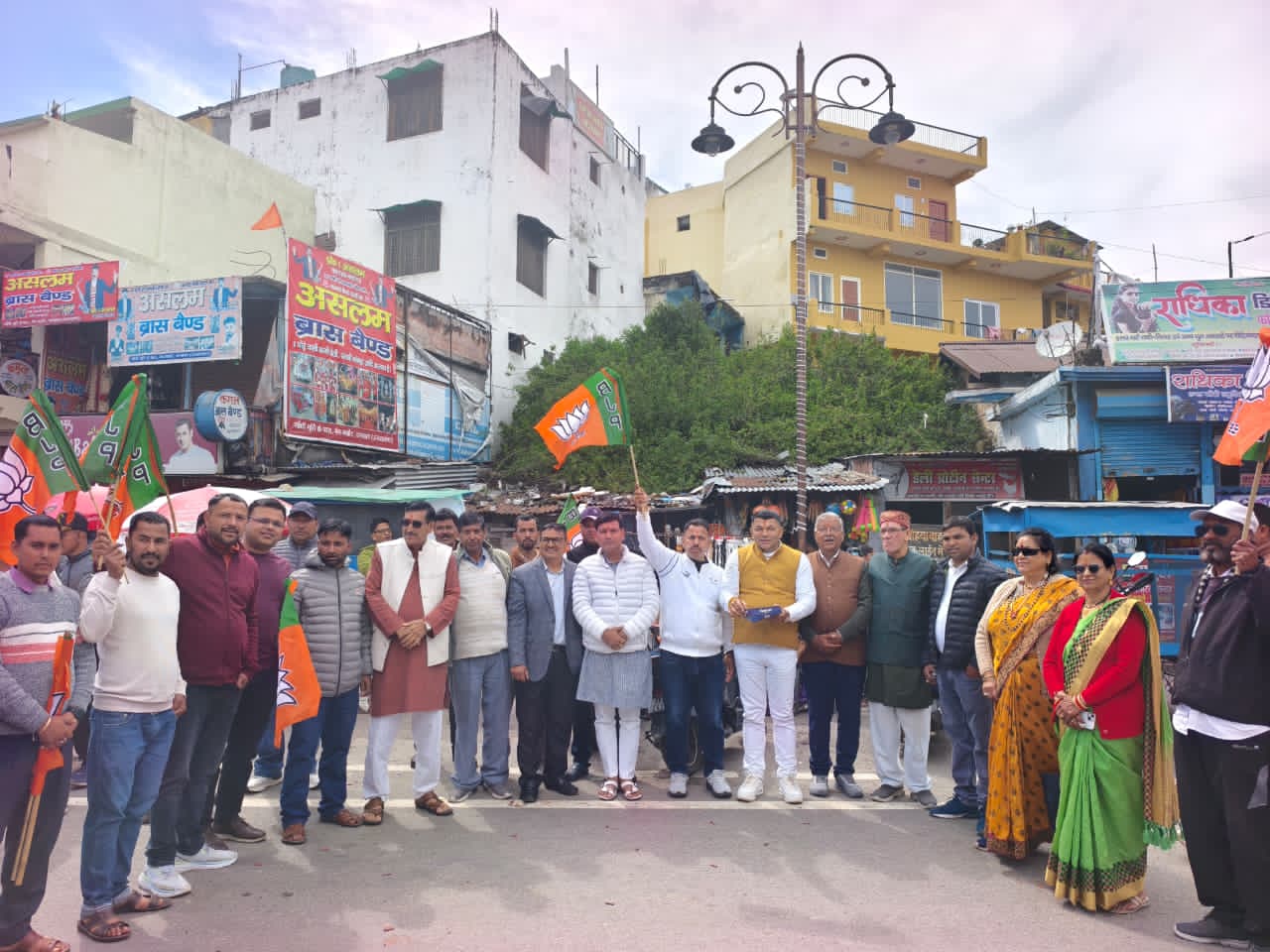 पश्चिम बंगाल, असल एवं पांडिचेरी में मिली अभूतपूर्व सफलता पर भाजपाइयों का जोरदार जश्न  ,  लड़ियाघाटी भी पटाखों की घमाकों से गूंज उठी 
